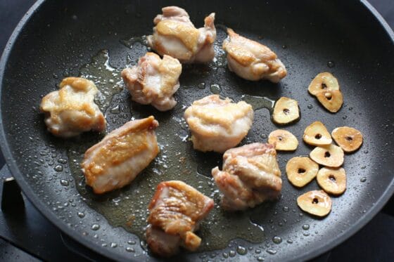 鶏肉とにんにくをこんがりと焼く