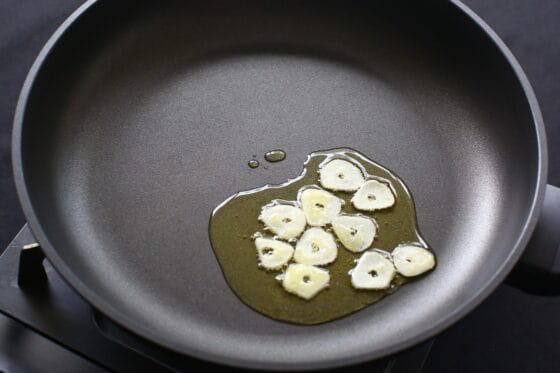 オリーブオイルにニンニクを浸して香りを立たせる