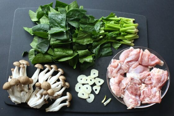 ほうれん草としめじとにんにくを切って鶏肉に塩をまぶす