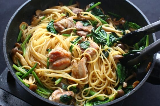 茹でたパスタを加えてほうれん草やしめじやソースを絡める