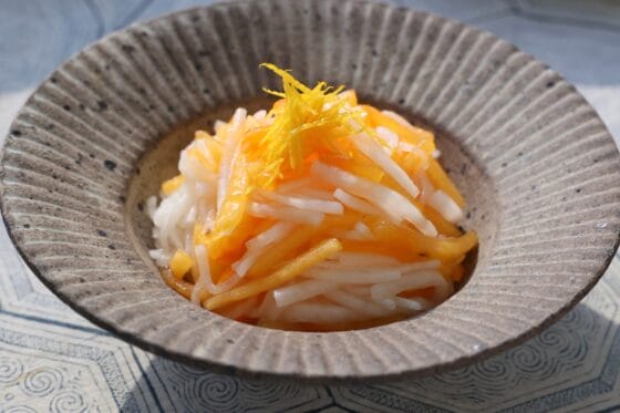柿なますのレシピ｜柿と大根のさっぱり甘酢和え！柚子香るやさしい味わい