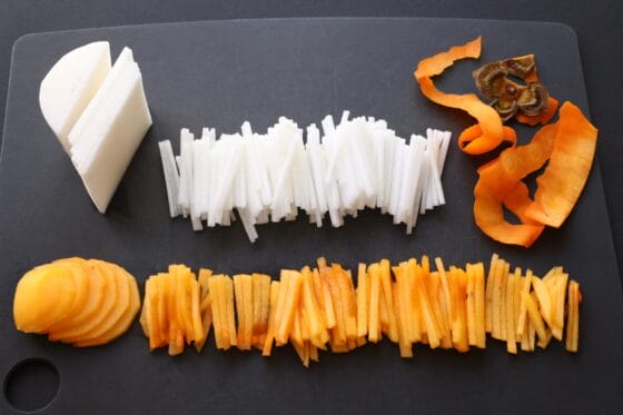 柿と大根を切る