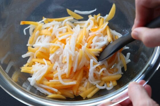 柿と大根甘酢を和える