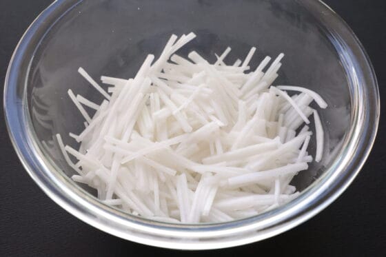 大根に塩をまぶして置く