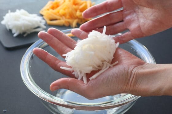 大根から出た水気を軽く絞る