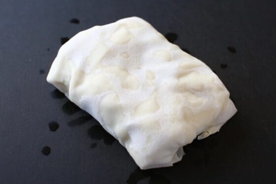 豆腐をキッチンペーパーで包んで水切りする