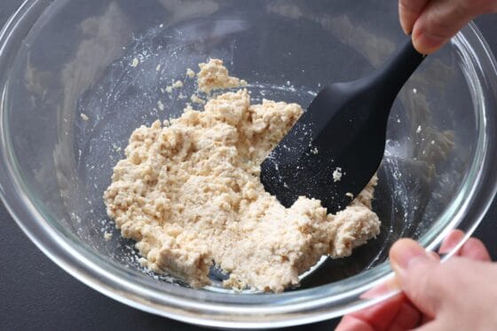 潰した豆腐と調味料を混ぜて衣を作る
