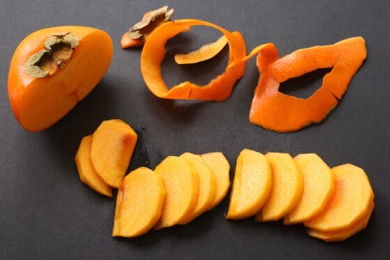 柿の皮を剥いてくし切りにする