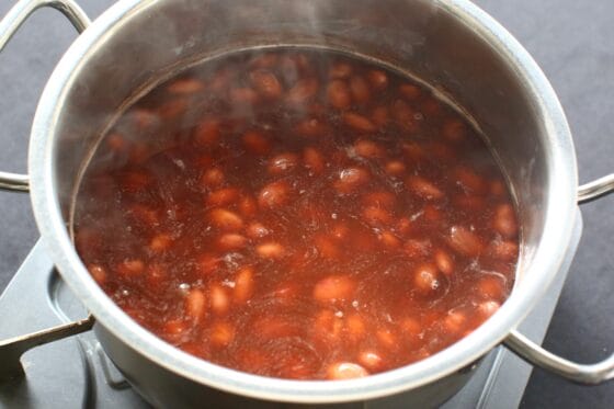 砂糖の残り半量を加えてさらに煮る