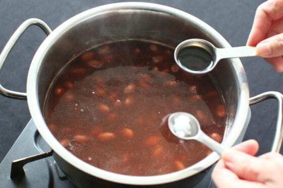 醤油と塩を加えて金時豆を煮る