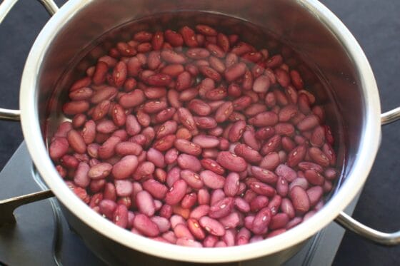 金時豆を鍋に入れ、新しい水を2〜3cmかぶるくらい注ぐ