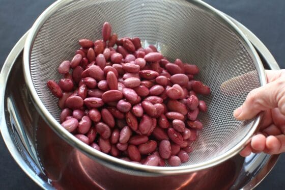 戻した金時豆の水気を切り、戻し汁を捨てる
