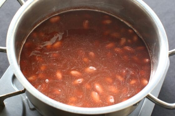 金時豆を弱火で静かに煮る