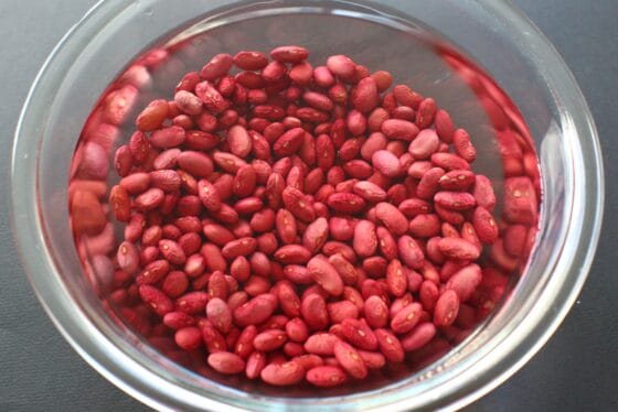 金時豆をたっぷりの水に浸して一晩かけて戻す