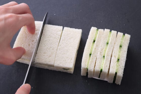 きゅうりサンドイッチを包丁で3等分に切り分ける