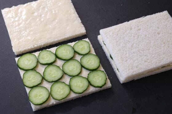 パンにきゅうりの輪切りを並べてこしょうをふる