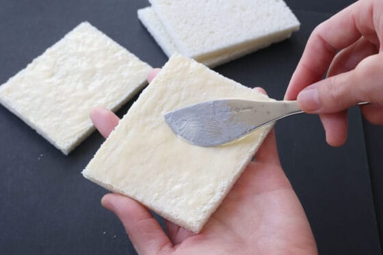 サンドイッチ用食パンに無塩バターをたっぷり塗る