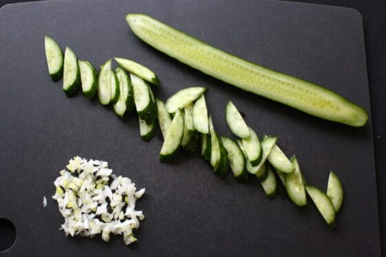 きゅうりを斜め薄切りし、長ねぎをみじん切りにする