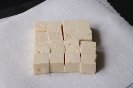 木綿豆腐を2cm角に切る