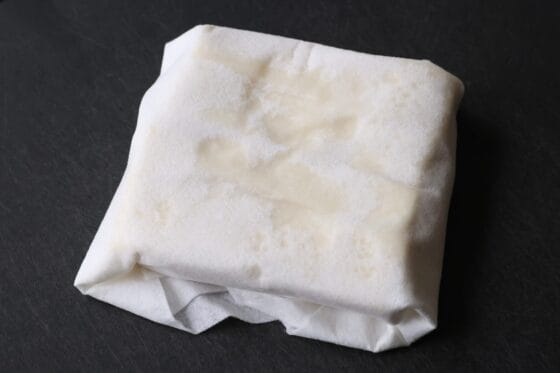 木綿豆腐をキッチンペーパーで包み、水切りする