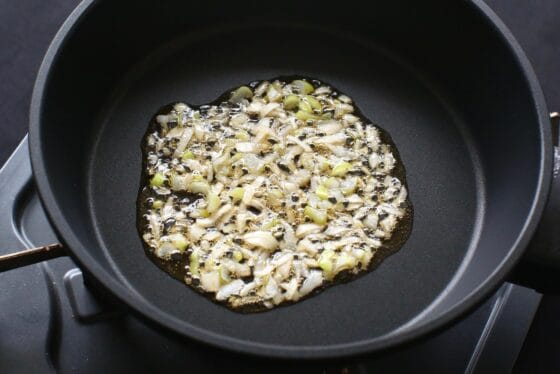 フライパンで長ねぎとごま油を弱火で加熱してねぎ油を作る