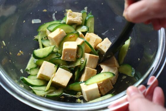 ボウルで豆腐ときゅうりを調味料と一緒にそっと和える