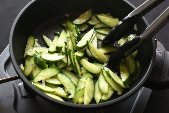 フライパンできゅうりを炒めてしんなりさせる