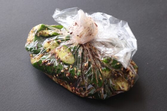 きゅうりと調味料が入った袋の口をしばって置く