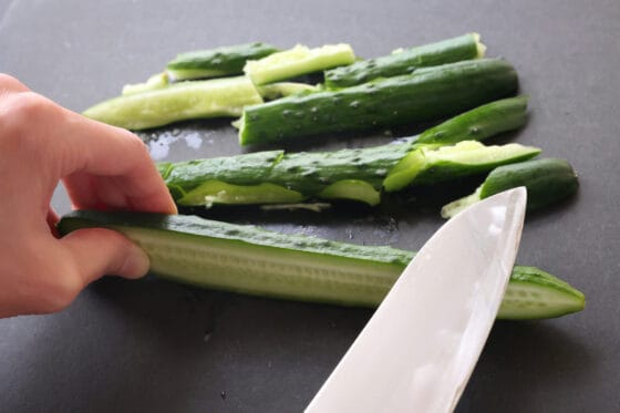 きゅうりを縦半分に切って包丁の腹で軽く叩く