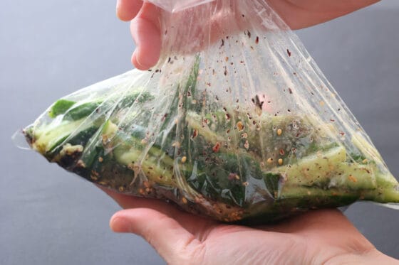 きゅうりと調味料を袋の中で軽く和える