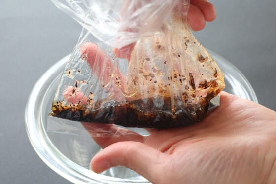 ポリ袋の中の調味料をよく混ぜ合わせる