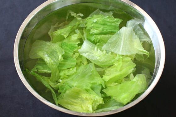 レタスを冷水にさらす