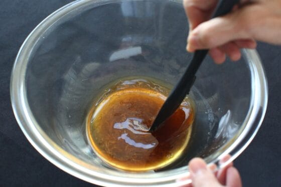 調味料を混ぜる