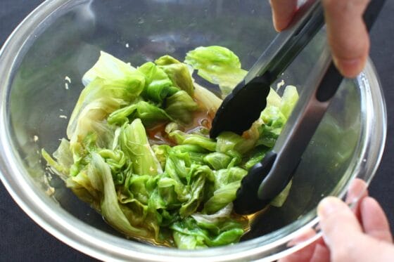 混ぜた調味料に茹でたレタスを加えて和える
