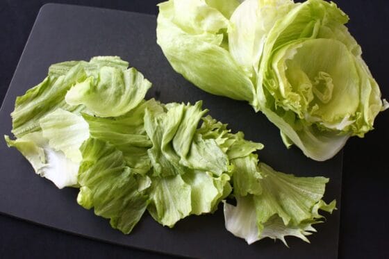 レタスを手でちぎる