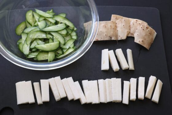 きゅうりと長芋を切る