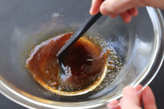 調味料を混ぜてタレを作る