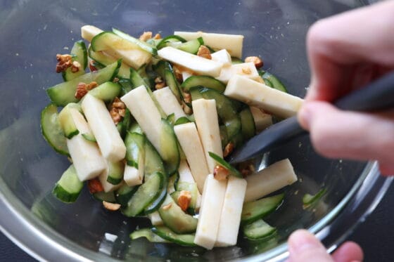 きゅうりと長芋とミックスナッツをタレで和える