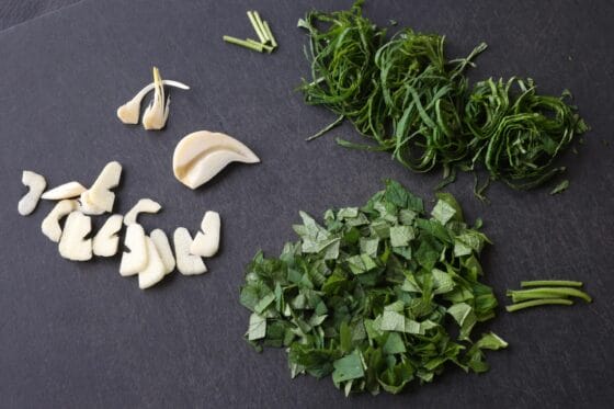 大葉とにんにくを切る