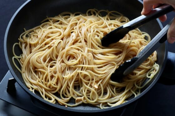 茹でたパスタと醤油を加えて炒め合わせる