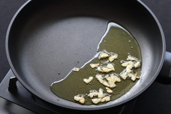 にんにくを弱火で炒める