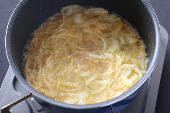 白ワインを加えて煮る