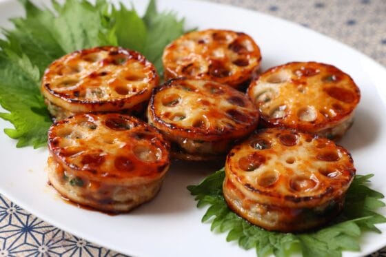 れんこんはさみ焼き｜鶏ひき肉がふんわり！大葉香る甘辛おかずレシピ