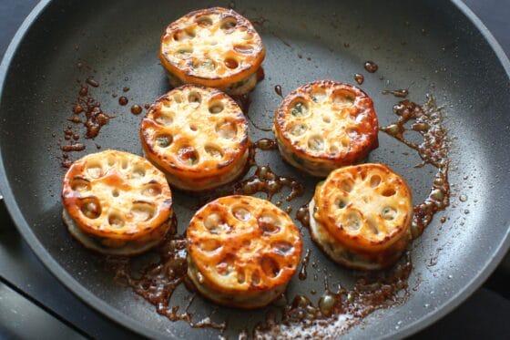 肉ダネを挟んだれんこんにタレを絡める