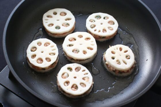 肉ダネを挟んだれんこんをフライパンに並べる