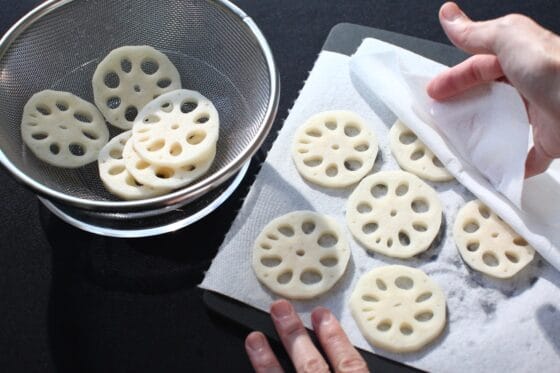 れんこんの水気を拭き取る