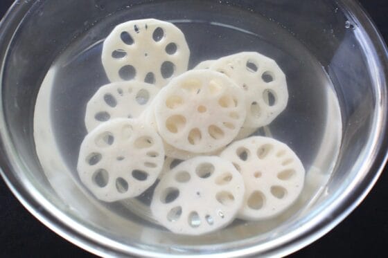 切ったれんこんを水にさらす