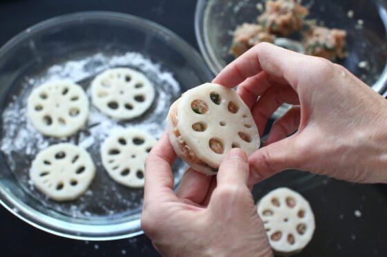 れんこんに片栗粉をまぶして肉ダネを挟む