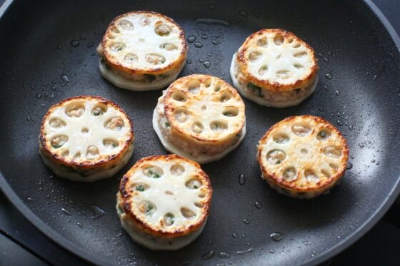 肉ダネを挟んだれんこんをこんがりと焼く