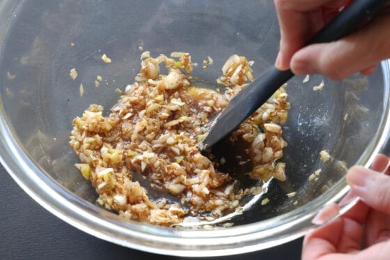 長ネギのみじん切りと調味料を混ぜてねぎごまだれを作る